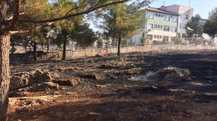 Ot Yangını Ormanlık Alana Sı&ccedil;radı