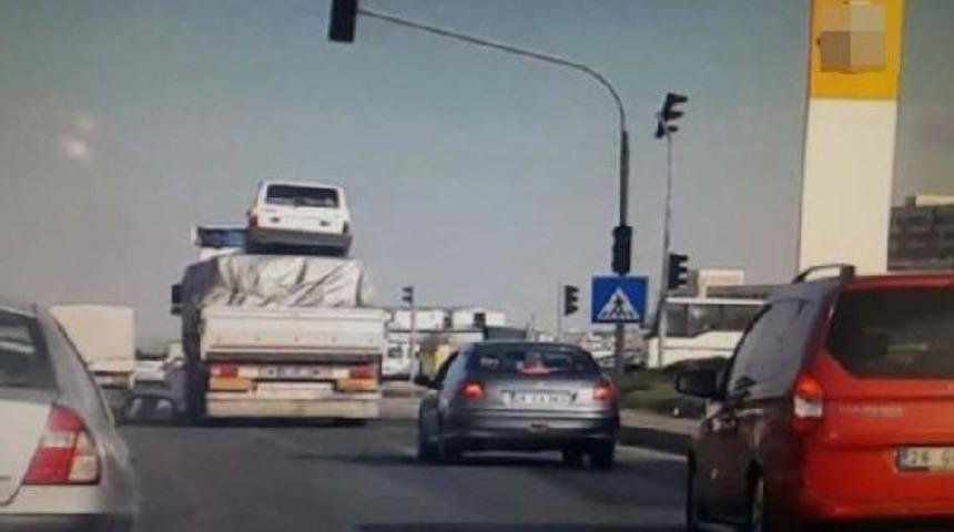 Tır'ın Dorsesindeki Y&uuml;k&uuml;n &Uuml;zerine Otomobil Konuldu