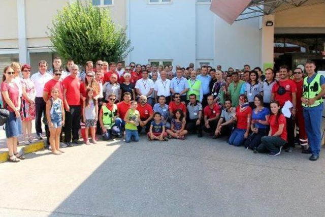 Patlama Tatbikatında Kendini Role Kaptıran Yaralılar, Vatandaşları Şaşırttı  