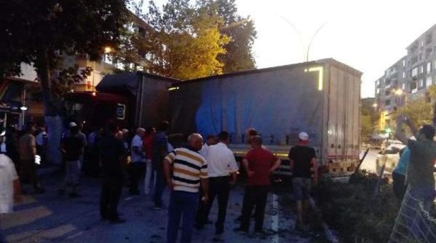 Tır'dan Ayrılan Dorse Kazaya Neden Oldu