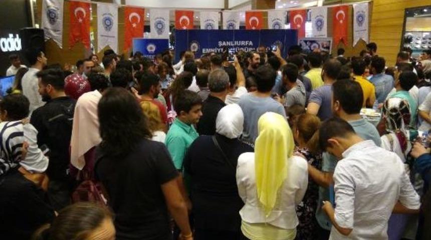 'arka Sokaklar' Oyuncuları Izdihamdan Kurtulmak I&ccedil;in Mağazaya Sığındı