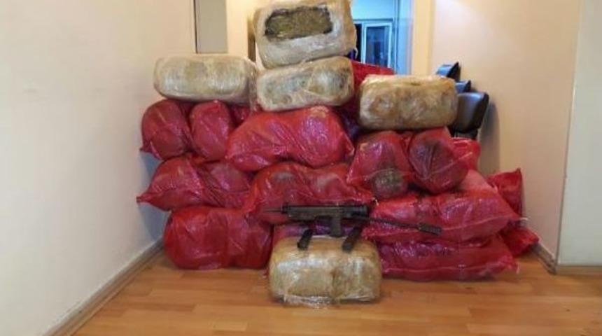 Elbistan'da 239 Kilo Esrar Ve Suikast Silahı Uzi Ele Ge&ccedil;ti