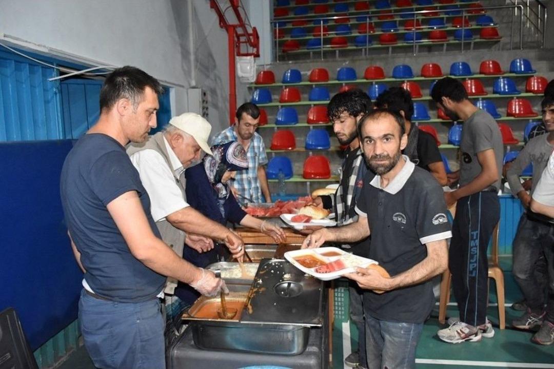 Tosya&rsquo;da Yakalan G&ouml;&ccedil;menler Spor Salonunda Tutuluyor