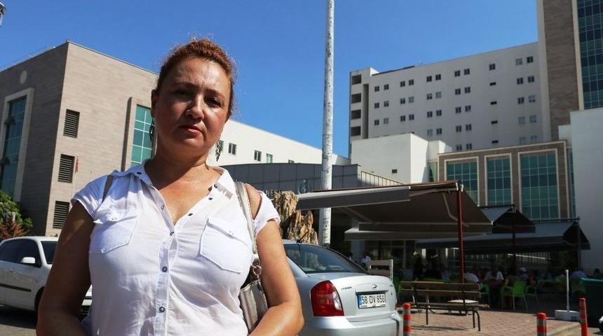 Kedisi Otomobilin Altında Kalan Kadın Doktor &Ccedil;ılgına D&ouml;nd&uuml;