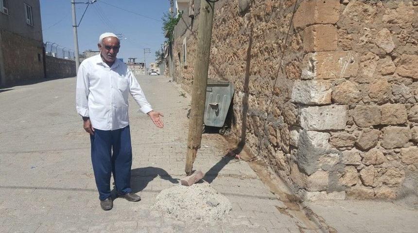 Midyat&rsquo;ta Telefon Direği Tehlike Sa&ccedil;ıyor