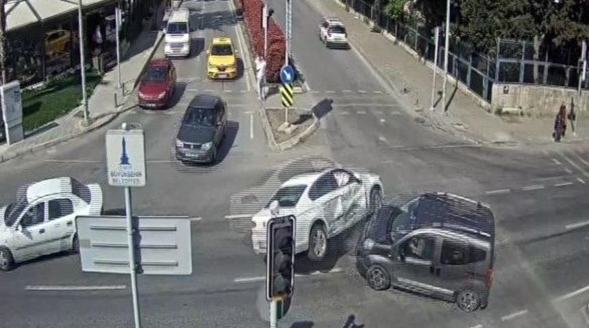 İzmir&rsquo;de Kaza Anları Mobese Kamerasına Yansıdı