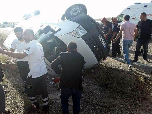 Lastiği Patlayan Kamyonet Devrildi: 1 Yaralı