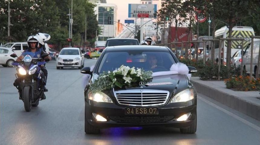 &Ouml;mer Halisdemir&rsquo;in Yeğenine Makam Arabası Jesti