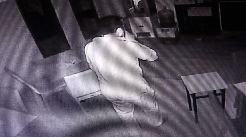 Korkan Hırsız Kendini Susturdu