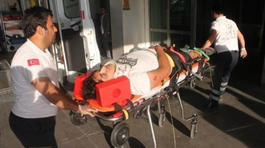 &Uuml;niversiteye Kayıt Yolunda Kaza: 4 Yaralı