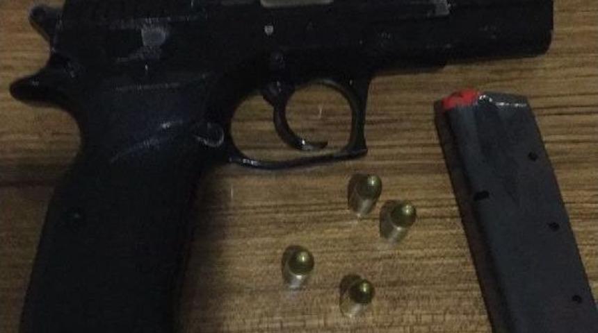 Oto Hırsızlığı Ş&uuml;phelisinin &Uuml;zerinden Cinayet Silahı &Ccedil;ıktı