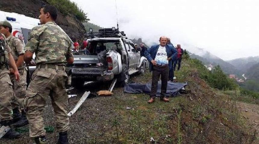 Kamyonet Bariyere Saplandı: 1 Ölü, 2 Yaralı