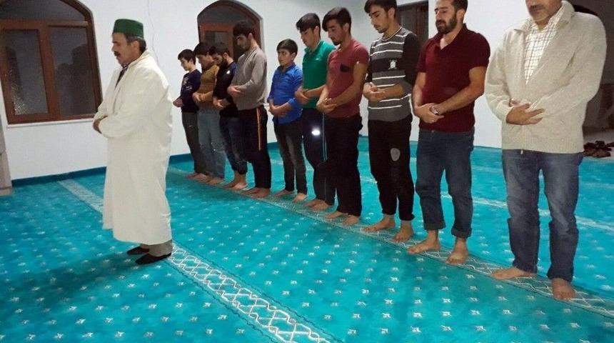 Cep Telefonu Işığıyla Namaz Kılan Cemaat Elektriğe Kavuştu