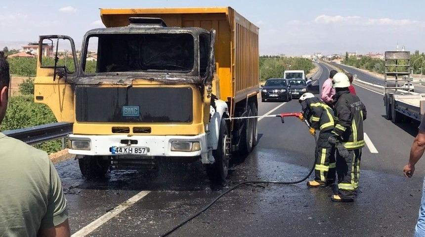 Seyir Halindeki Hafriyat Kamyonu Alev Aldı