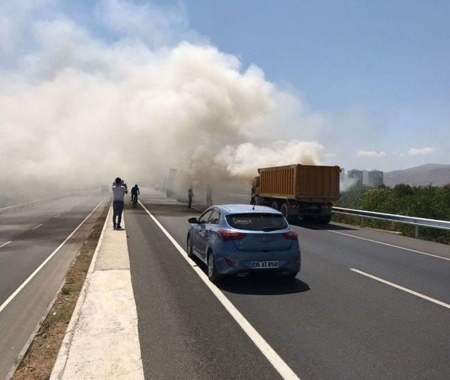 Seyir Halindeki Hafriyat Kamyonu Alev Aldı