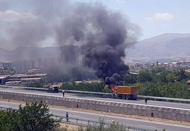 Seyir Halindeki Hafriyat Kamyonu Alev Aldı