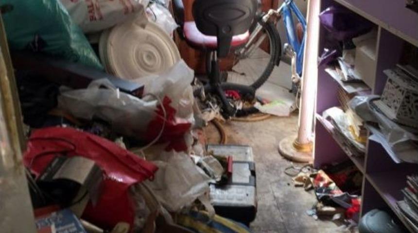 İzmit’teki Bir Evden 2 Kamyon Dolusu Atık Çıktı