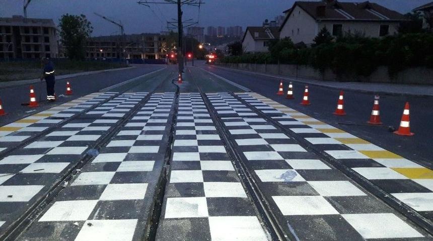 Tramvay Kavşaklarına Uyarı Sembolleri Yerleştiriliyor