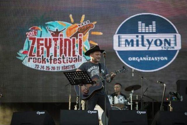 Zeytinli Rock Festivali’Nin Ikinci Gününe Teoman Damgasını Vurdu