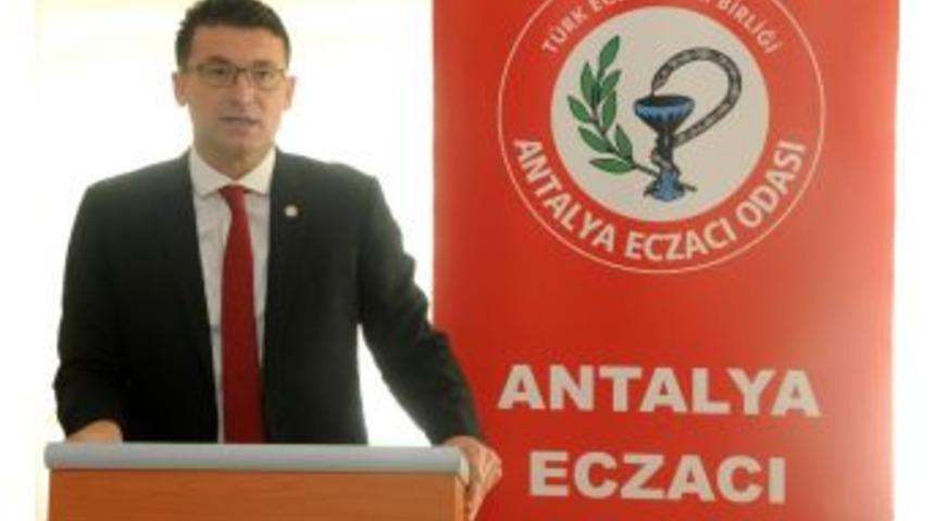 Antalya Eczacı Odası Başkanı Akkuş: "internet &Uuml;zerinden Satışı Yapılan İla&ccedil; Formundaki Takviye &Uuml;r&uuml;nler &Ouml;l&uuml;me Varan Sonu&ccedil;lar Doğurabilir"