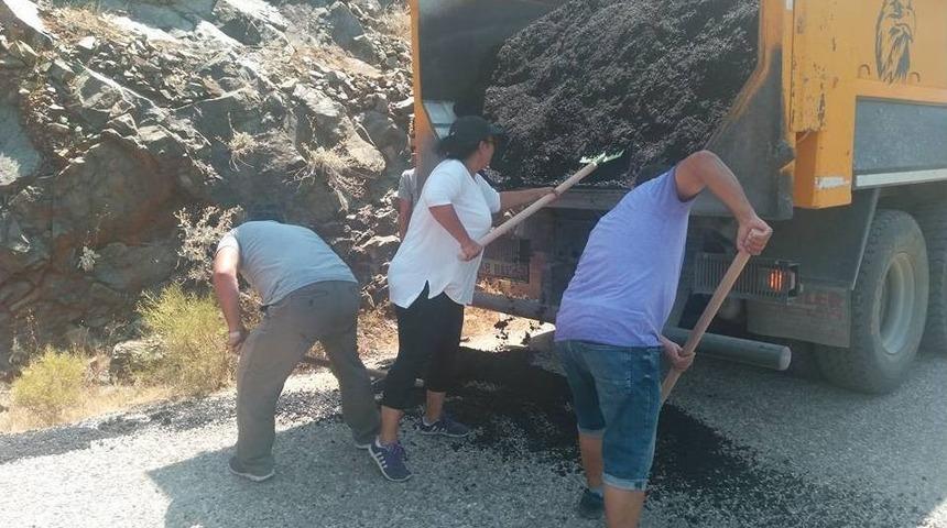 Gazeteciler Kazma K&uuml;rekle Yolları D&uuml;zeltti