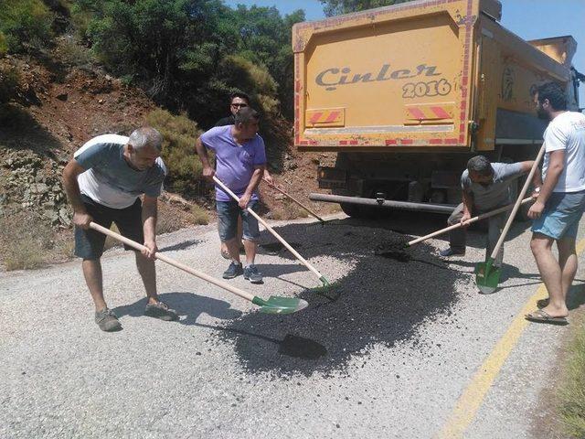 Gazeteciler Kazma Kürekle Yolları Düzeltti