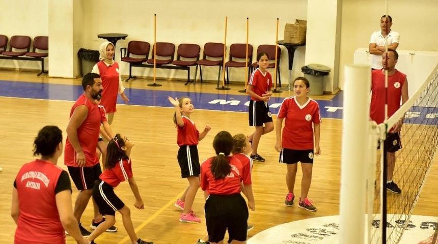 Muratpaşa&rsquo;nın Yaz Spor Okullarında Anne Babalar, &Ccedil;ocuklarına Rakip Oldu