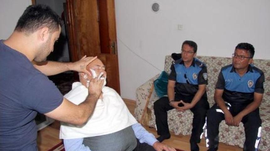 Polisten Yaşlı &Ccedil;ifte Bayram Hediyesi