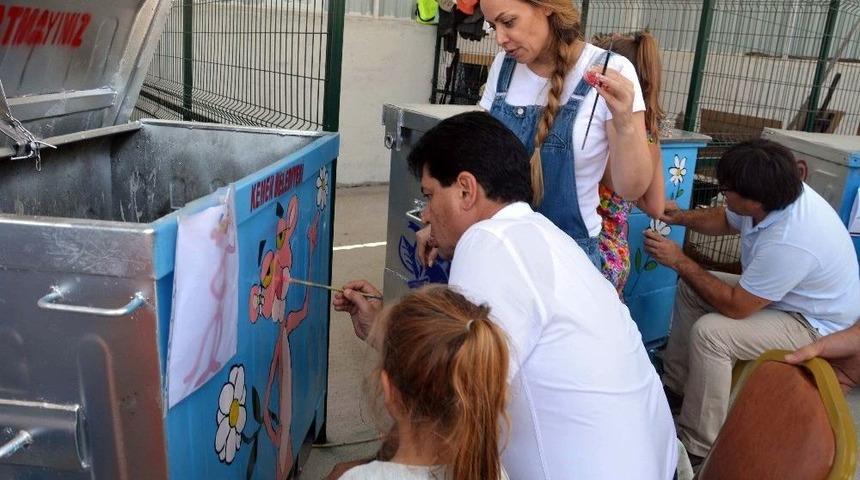 Başkan G&uuml;l, Eşi Ve Kızı İle Birlikte Konteyner Boyadı