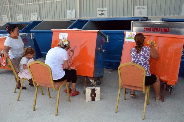 Başkan Gül, Eşi Ve Kızı İle Birlikte Konteyner Boyadı