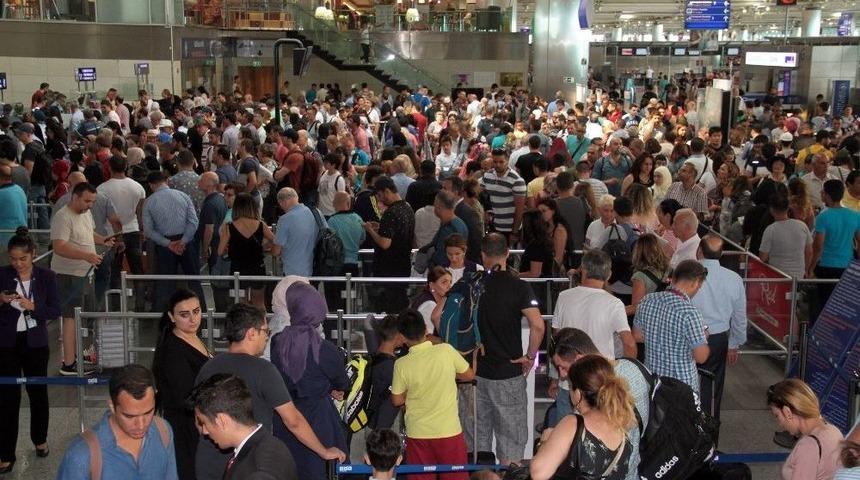 Atat&uuml;rk Havalimanı&rsquo;nda Bayram Yoğunluğu Başladı
