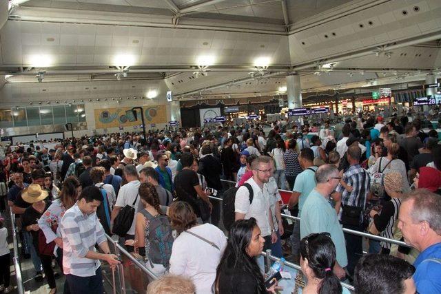 Atatürk Havalimanı’nda Bayram Yoğunluğu Başladı