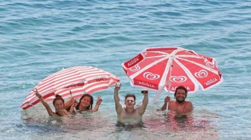 Şemsiye G&ouml;lgesinde Y&uuml;zd&uuml;ler