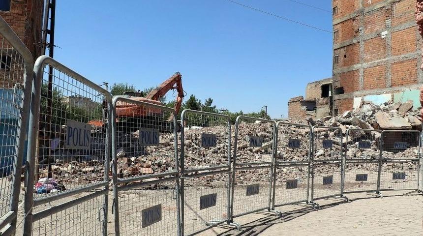 Yıkım &Ccedil;alışmasında G&ouml;&ccedil;&uuml;k: 2 Yaralı