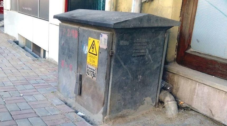 Kaldırımı Yaptılar Elektrik Panosunu Unuttular
