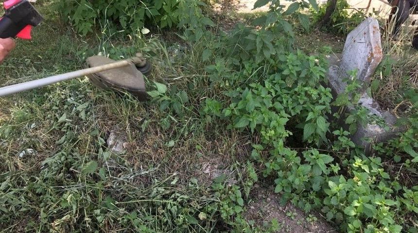 Sarıkamış&rsquo;ta Mezarlıkların Otları Temizleniyor