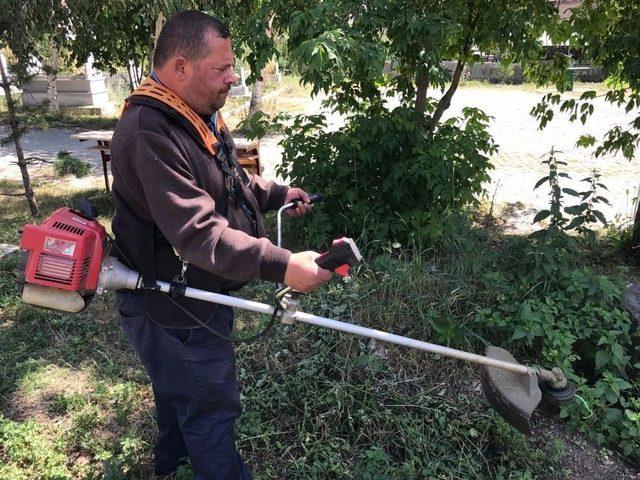 Sarıkamış’ta Mezarlıkların Otları Temizleniyor