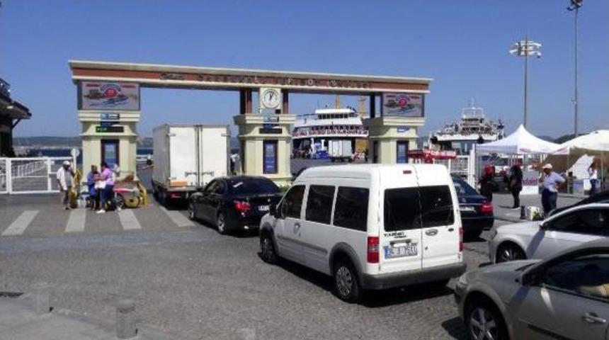 &Ccedil;anakkale Feribot Iskelesinde Bayram Yoğunluğu