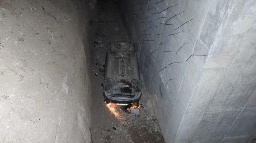 &Ccedil;orum'da Otomobil &Ccedil;ukura D&uuml;şt&uuml;: 4 Yaralı