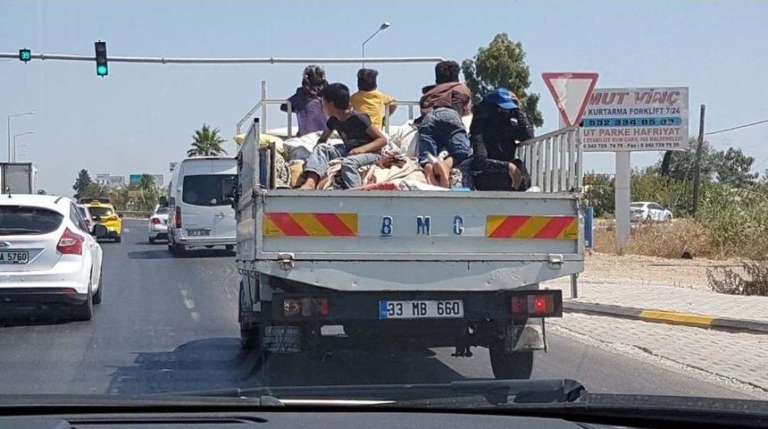 &Ccedil;ocukların Kamyonet &Uuml;zerinde Tehlikeli Yolculuğu