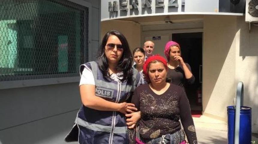 İki Kadın Mazgal Demirlerini &Ccedil;alarken Yakalandı