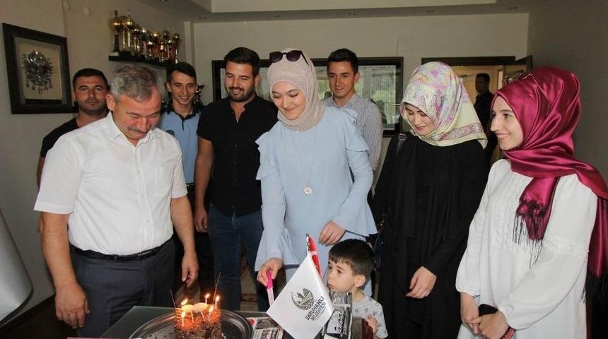 Ak Parti&rsquo;li Gen&ccedil;lerden Başkan Yaralı&rsquo;ya Doğum G&uuml;n&uuml; S&uuml;rprizi