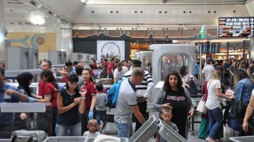 Atat&uuml;rk Havalimanı'nda Yoğunluk; Transit Salonda Adım Atacak Yer Kalmadı