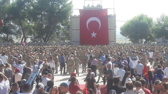 Asker Aileleri Yemin Törenine Türk Bayraklarıyla Katıldı