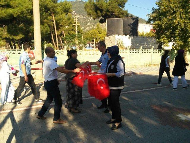 Asker Aileleri Yemin Törenine Türk Bayraklarıyla Katıldı