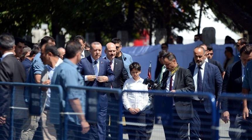 Cumhurbaşkanı Erdoğan, Cuma Namazını Bezmialem Valide Sultan Camii&rsquo;nde Kıldı