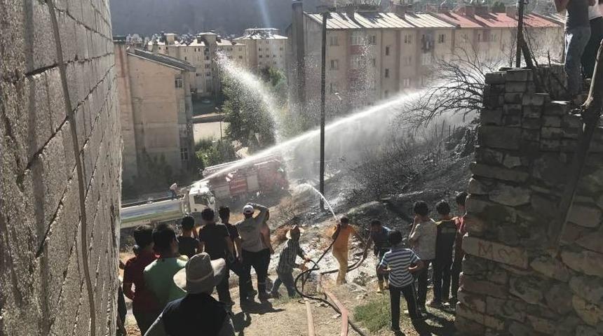Hakkari&rsquo;de Boş Arazide Yangın