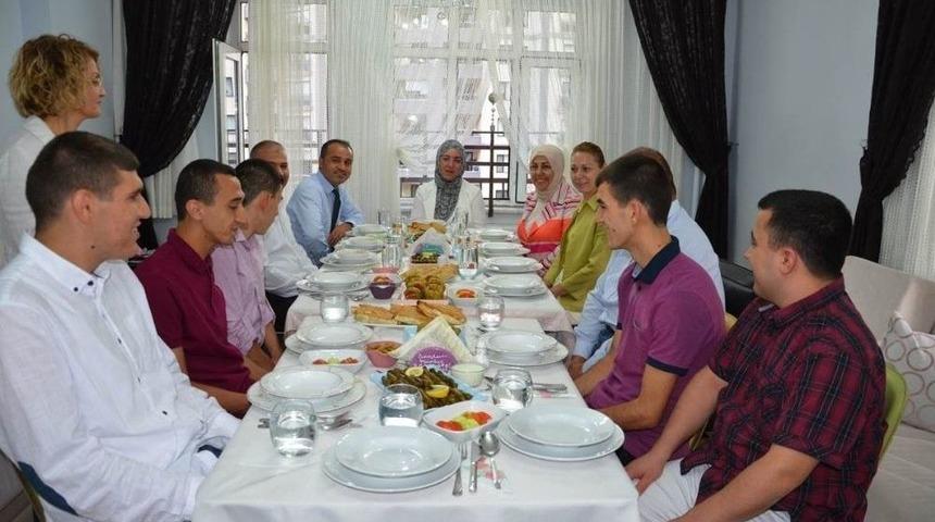 Bayan &Ouml;zhaseki Ve Bayan Kam&ccedil;ı&rsquo;dan Umut Evlerine Ziyaret