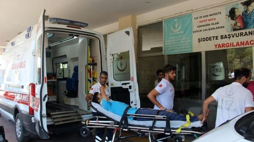 Motosiklet Otomobile &Ccedil;arptı: 2 Yaralı