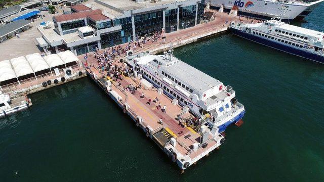 Yenikapı İskelesi’nde Yaşanan Bayram Yoğunluğu Havadan Görüntülendi